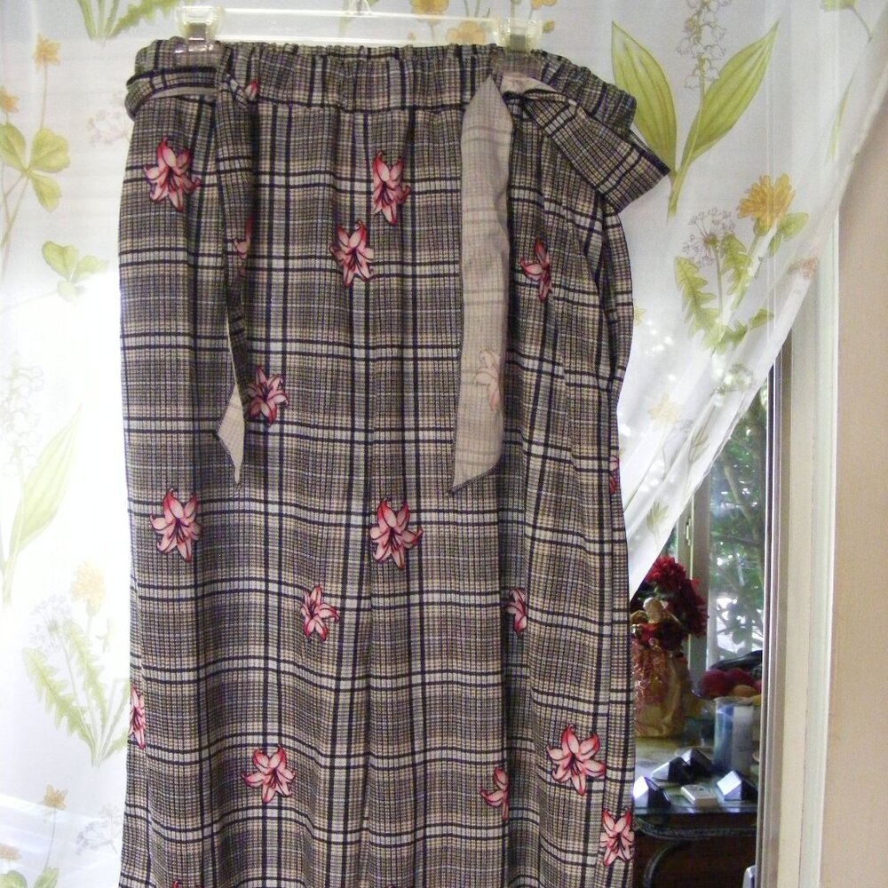 Ladies PLus Size 2X Gray Striped Pink Floral Comfort Pants Capri by White Mark